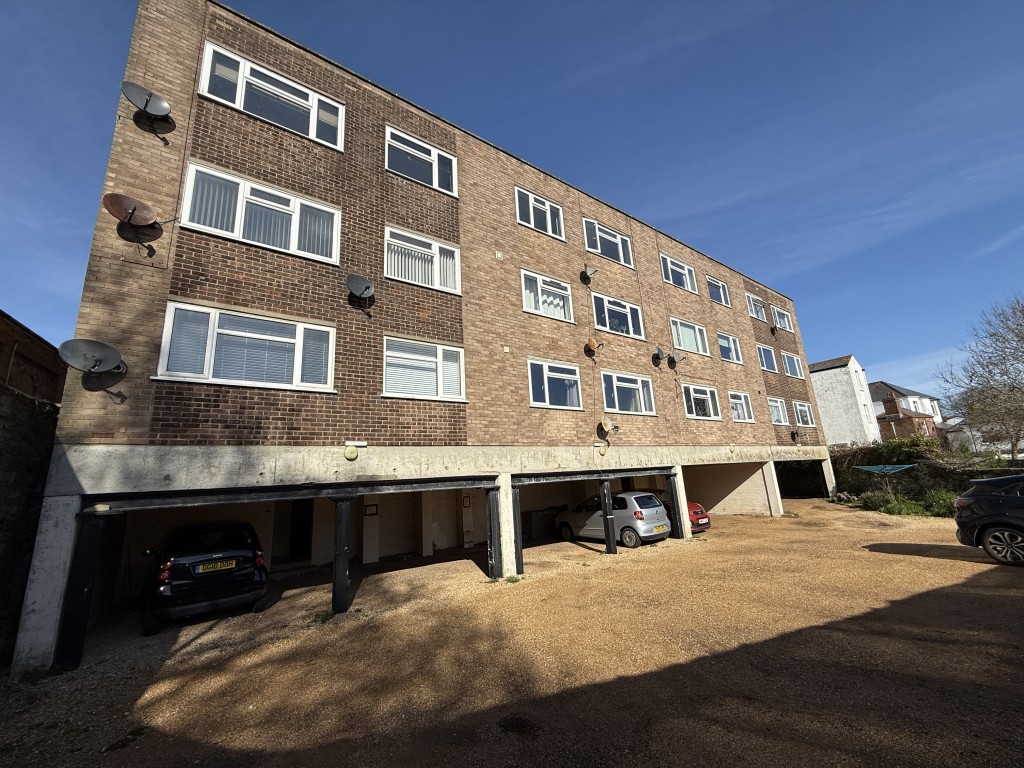 Lot: 141 - PURPOSE-BUILT TOWN CENTRE FLAT WITH PARKING - The Car Park to the Rear